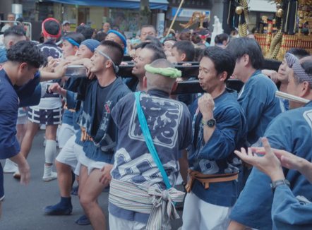 Gratë ankohen për “ngacmim nga qimet”, burrat në Tokio të Japonisë me të shkurtra në punë