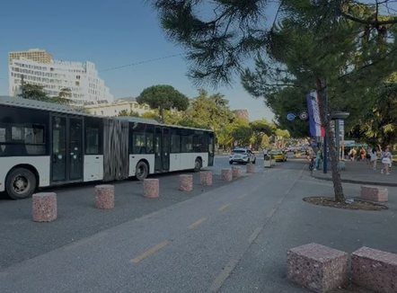 Dy shoferë sherr me leva përballë Ministrisë së Brendshme, arrestohen nga policia
