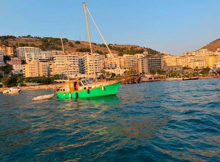 Velierja me shtetas amerikan në bord shpëtohet pranë Sarandës pas defektit në motor