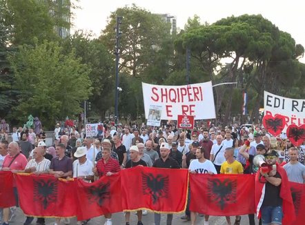 53 ditë në shesh. Kuvendi në seancë, protestuesit presin në mëngjes deputetët
