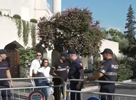 “4 furgonë të FNSH, banorët përplasen me policinë”, gazetari tregon situatën para protestës