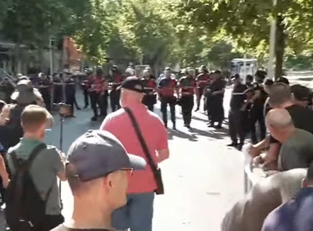 Tensione para Kuvendit, protestuesit heqin gardhin metalik dhe qëllojnë me vezë policinë