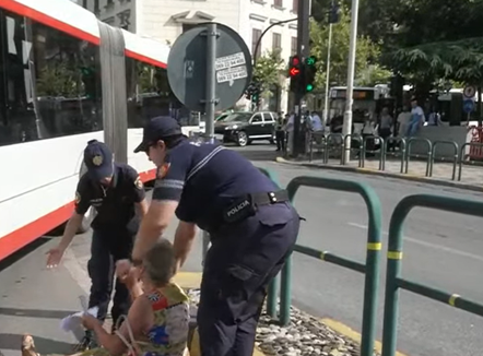 “Fikni makinat”, protestuesit bllokojnë qarkullimin te Rruga e Elbasanit, policia tenton t’i zhvendosë