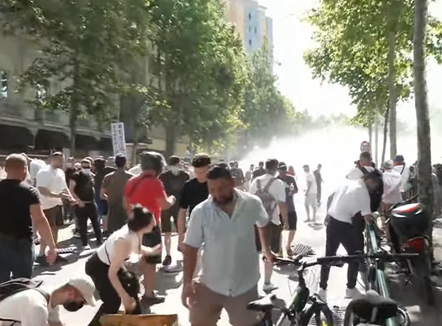 Përshkallëzohet protesta, policia hedh gaz lotsjellës dhe ujë në drejtim të turmës, dy protestues të lënduar  