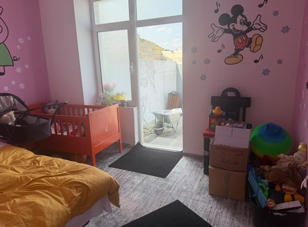 Në qeli bashkë me foshnjën pas dënimit për dhunë ndaj vjehrrit, 34-vjeçarja lirohet nga burgu i Pojskës