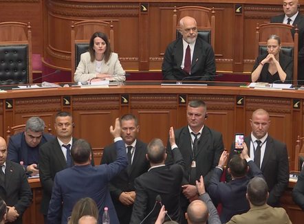Rama shkon në Kuvend, PD bllokon foltoren, PS kalon direkt në votim