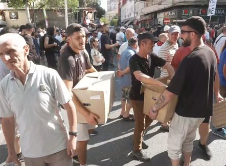 Parlamenti në shtetrrethim, qytetarët në protestë. Policia u përgjigjet me ujë dhe gaz lotjellës