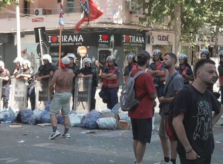 Protesta para Kuvendit, 11 protestues dhe 6 policë të lënduar, mbi 20 persona të shoqëruar