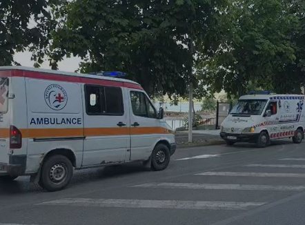 I moshuari pëson infarkt në plazhin e Pogradecit, mjekët luftojnë për t'i shpëtuar jetën