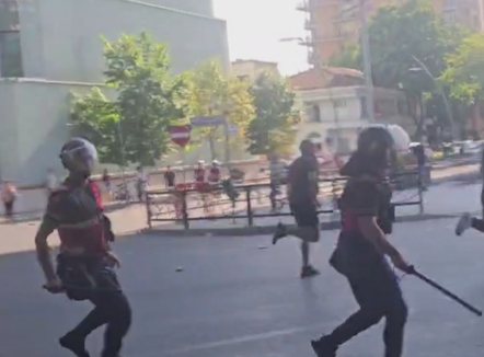Mbi 20 të shoqëruar, 6 efektivë dhe 11 protestues morën ndihmë mjekësore