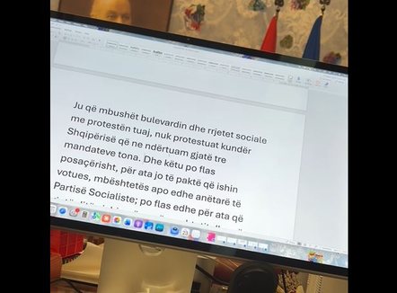 “Rama jepe dorëheqjen”, kryeministri iu flet nga zyra protestuesve: Ky është bulevardi i sorrave