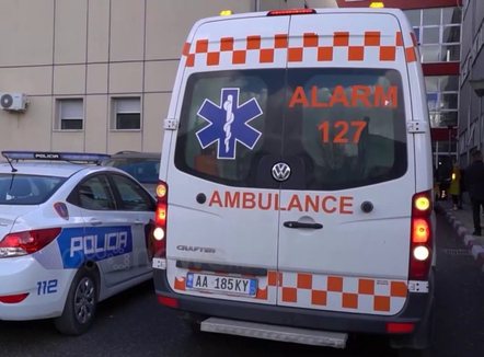 U godit nga skafi në Vlorë, 17-vjeçari transportohet me urgjencë drejt Traumës në Tiranë