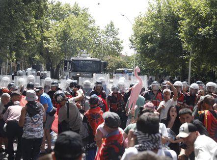 Arrestohen 2 protestues, procedim për 30 të tjerë. Policia: Hodhën sende të forta dhe mjete piroteknike