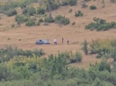 U mbajt peng nga ish-i fejuari që i vrau babanë, 24-vjeçarja jep dëshminë e saj në polici, e ëma i nënshtrohet ndërhyrjes