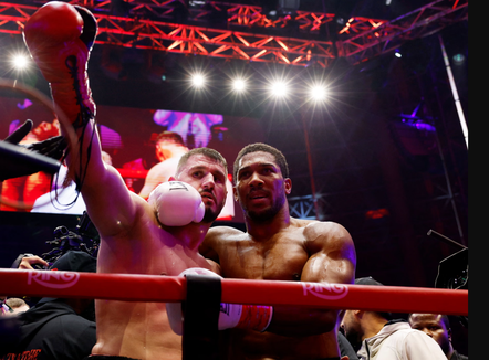 Anthony Joshua fiton me vuajtje me Kristian Prengën, shqiptari e rrëzon dy herë në tapet