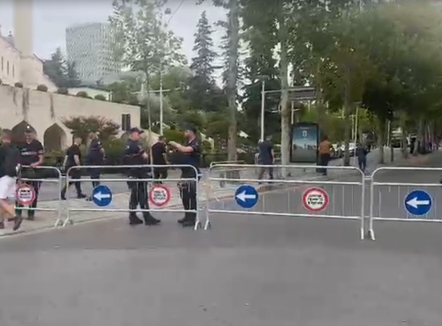 Protestë në seancën e fundit plenare, policia rrethon zonën përreth Parlamentit
