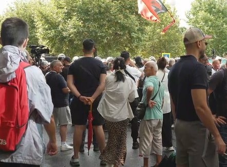 Seanca e fundit plenare, protestuesit mblidhen para Kuvendit. Policia rrethon zonën