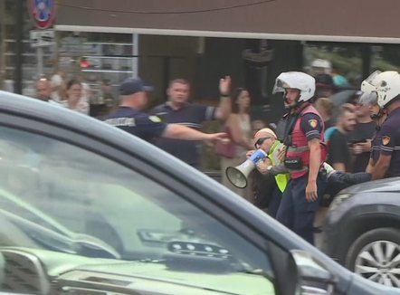Protesta te Kuvendi, nisin shoqërimet e para