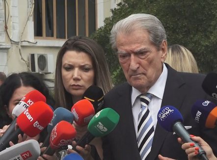 Berisha: Rama zhduku flamurin e NATO-s nga institucionet dhe kërkon të kalojë marrëveshjen me procedurë antikushtetuese