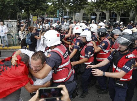 Protesta para Parlamentit, 6 persona të shoqëruar nga policia