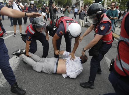 Parlamenti nën rrethim, tensione jashtë Kuvendit, protestuesit përplasen me Policinë
