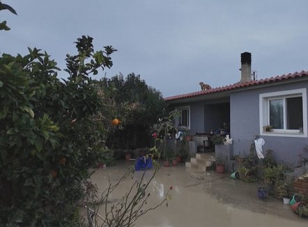 Reshjet e dendura, përmbyten rrugët në Has, dëmtohet një banesë