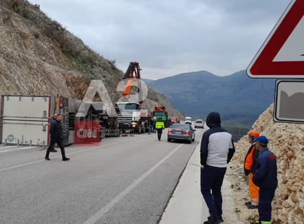 Përmbyset kamioni në aksin rrugor Gjirokastër-Delvinë