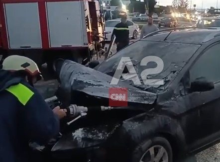 Aksidenti i rëndë në Lushnjë, një nga makinat shpërthen në flakë