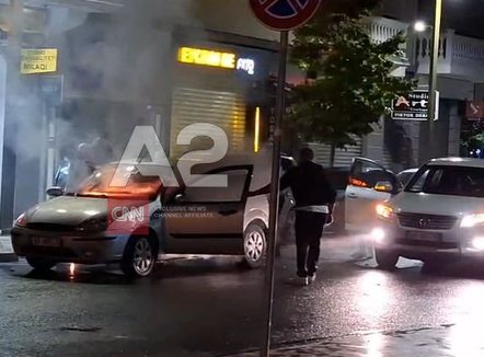 Përfshihet nga flakët automjeti në Durrës