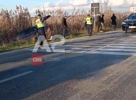 Aksident i 3-fishtë në aksin rrugor Lushnje-Fier, ‘Benzi’ përfundon në kanal