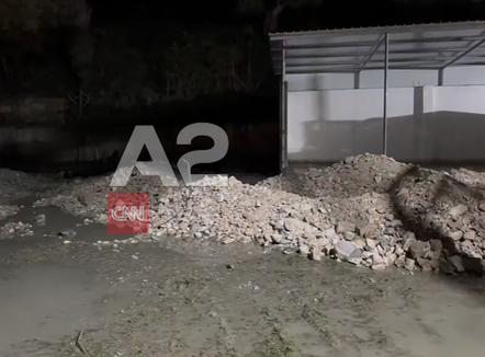 Dëmtohet një tubacion kyç i ujit të pijshëm në Vlorë, vijon puna për riparimin e tij