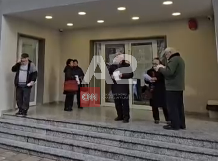 Transferimi në Tiranë, punonjësit e Kadastrës së Vlorës pezullojnë përkohësisht punën 