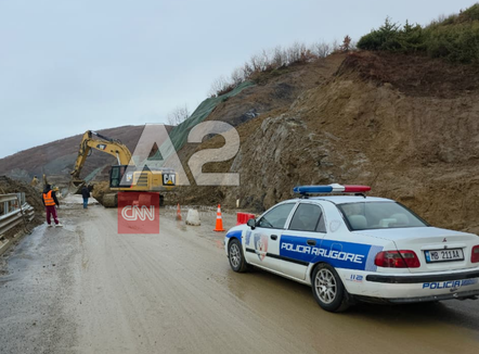 Rrëshqitje dherash në aksin Qukës-Qafë Plloçë, pas bllokimit rihapet qarkullimi