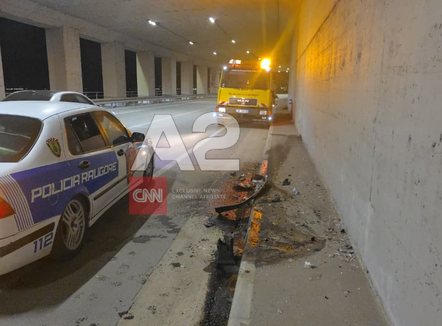Aksident në hyrje të Pogradecit. Makina përplaset me murin anësor të tunelit, 2 të plagosur