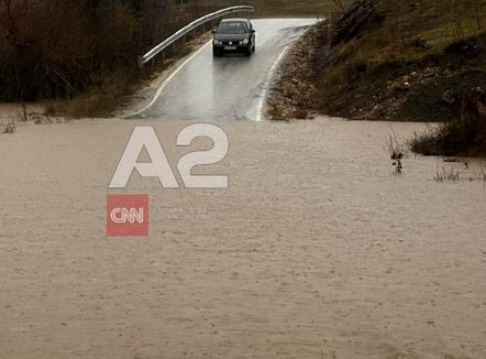 Situata nga moti në Qarkun Korçë, përmbytje në disa bashki, rritet niveli i lumenjve