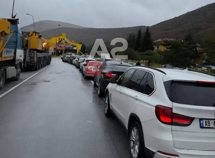 Shqiptarët festojnë Pavarësinë në Greqi! Fluks makinash në Kapshticë, radha 1 kilometër