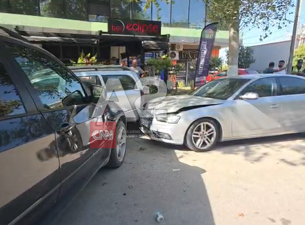 Drejtuesi i BMW humb kontrollin dhe përplaset me dy makina, një person përfundon në spital