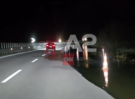 Përmbytjet në Novoselë të Vlorës, uji arrin deri në autostradë