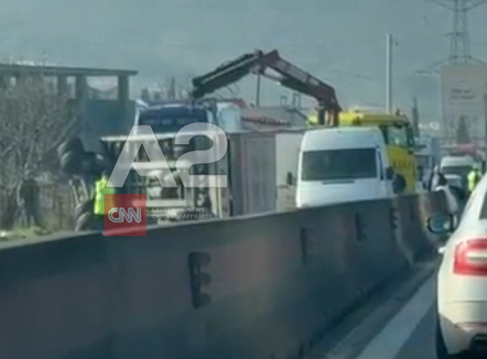 Përmbyset kamioni në autostradën Durrës-Tiranë, radhë kilometrike në drejtim të kryeqytetit