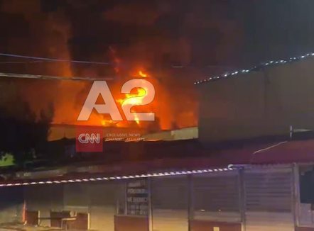 Zjarr në tregun “5 maji” në Tiranë, forcat zjarrfikëse po luftojnë me flakët