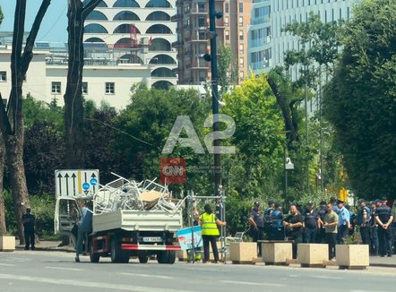 Policia tenton të largojë protestuesit nga bulevardi, hiqen karriget dhe instalacioni i këpucëve