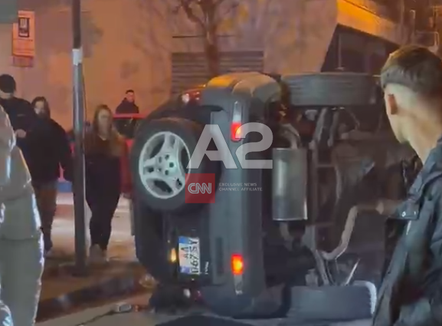 Pamje nga aksidenti i rëndë në Kombinat, një makinë përfundoi në dyqan