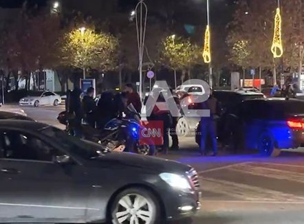 BMV përplas qytetarin në Vlorë, banorët i japin ndihmën e parë, ambulanca vonohet