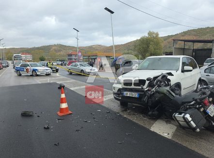 Makina përplaset me motorin në aksin Korçë - Pogradec