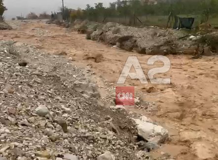Përroi del nga shtrati, izolohen banorët e Lazaratit