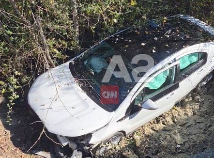 Aksident në aksin rrugor Lushnjë-Berat, makina përfundon në kanal, plagosen 2 persona