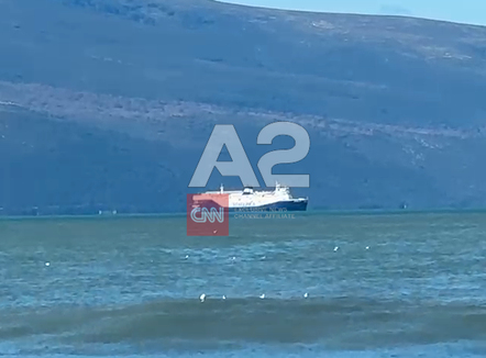 Erë e fortë në bregdetin e Vlorës, trageti qëndron në det të hapur, shtyhet ankorimi në port