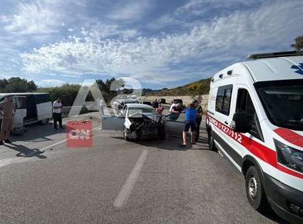 Makina përplaset me furgonin, një i plagosur rëndë në Vlorë