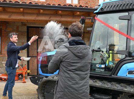 Italianët mbështesin fermerët e Pogradecit me pajisje dhe ekspertizë europiane