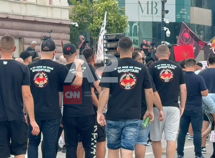 Tifozët kuqezi bojkotojnë miqësoren e kombëtares, i bashkohen protestës para Kryeministrisë